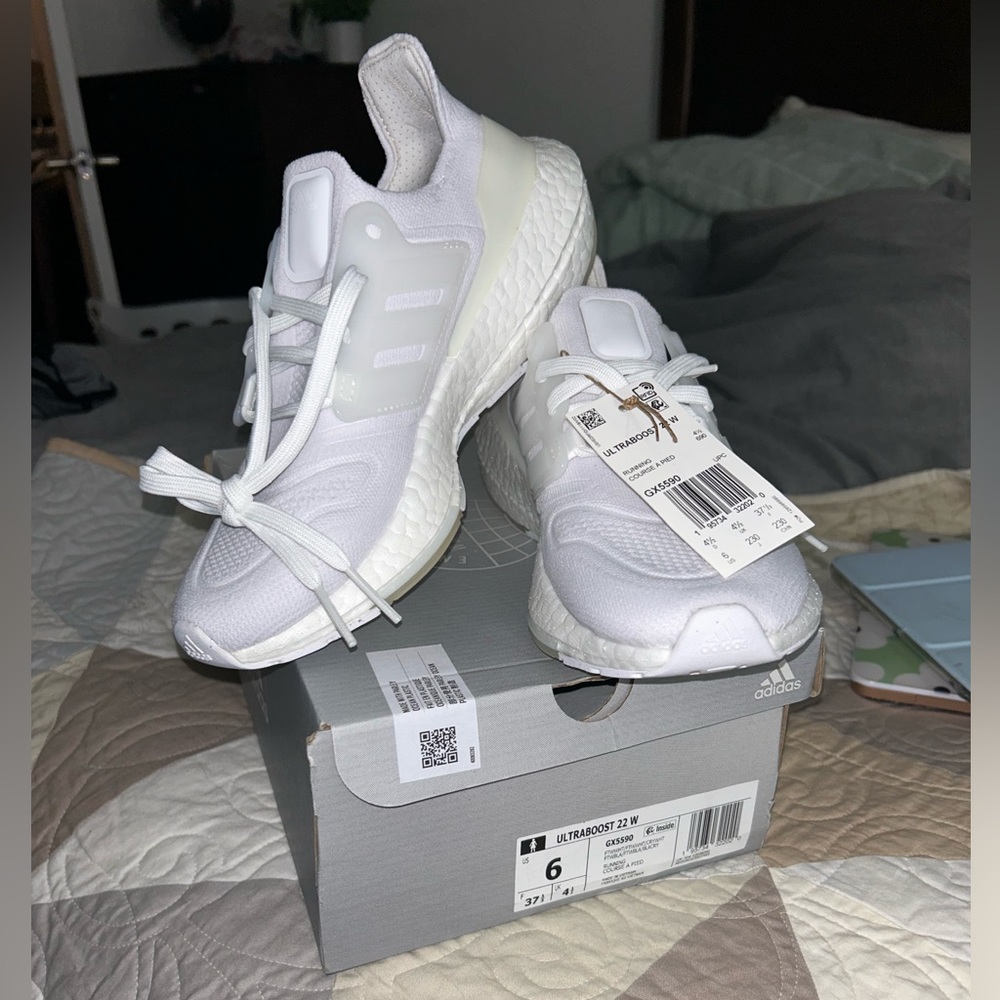 Adidas Ultraboost 22 NWT white running shoes